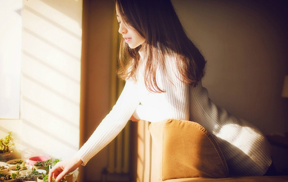 “主公……”黄权站出来一步，面色有些复杂的摇了摇头。